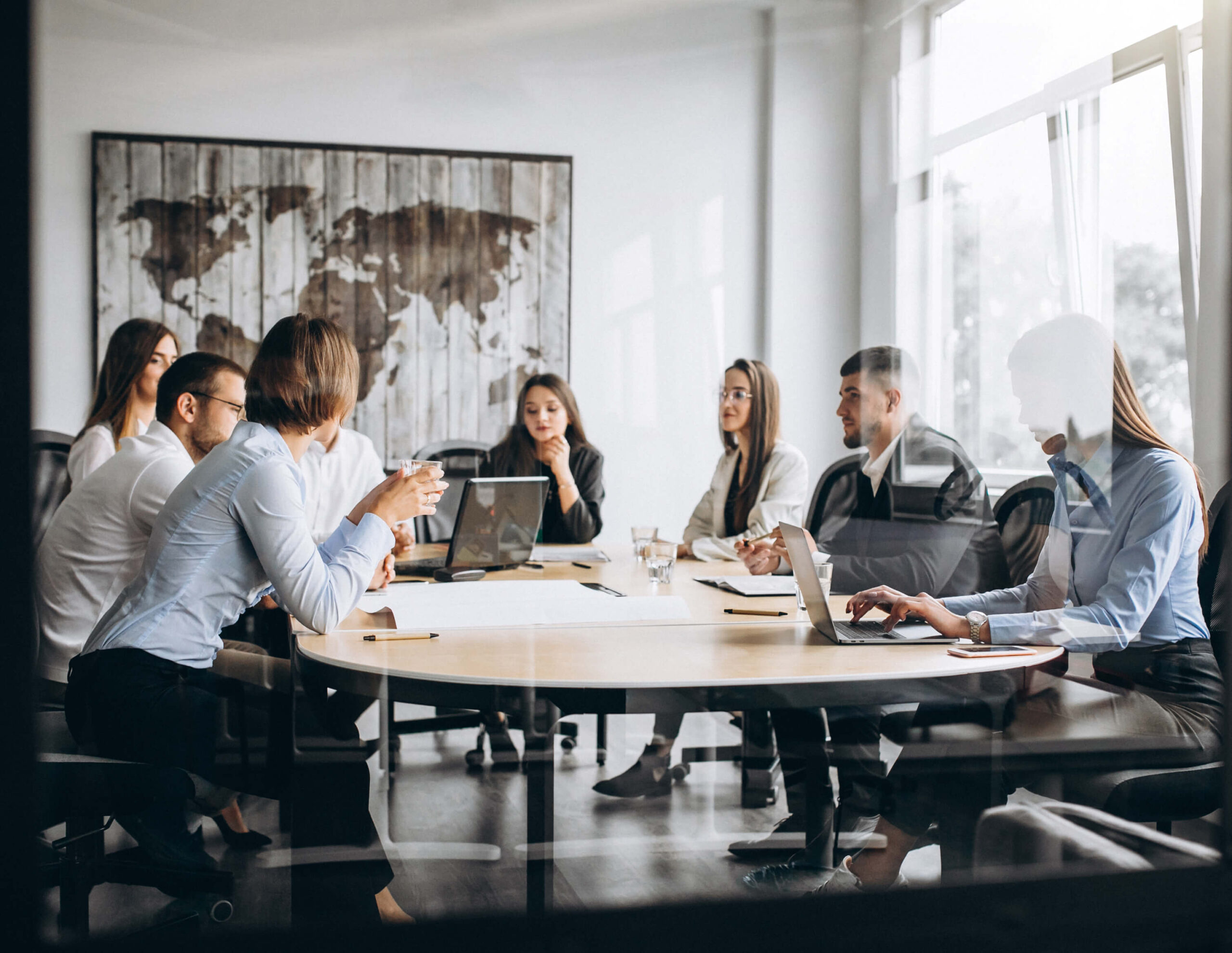 grupo-de-pessoas-trabalhando-no-plano-de-negocios-em-um-escritorio (1)